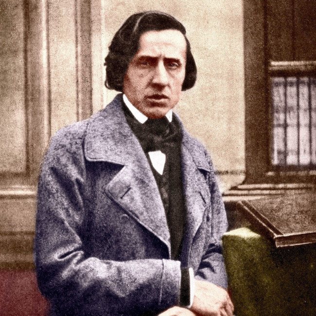 Fotografia przedstawia Fryderyka Chopina w 1849 roku, została wykonana przez Louis-Auguste Bisson. Chopin ma włosy zaczesane na prawą stronę, jest ubrany w płaszcz, marynarkę i muszkę.
