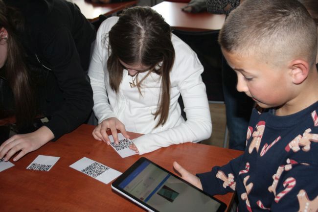 Dzieci odczytują kody QR