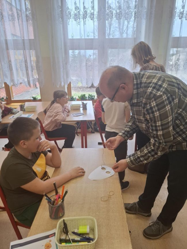 Nauczyciele Biblioteki Pedagogicznej pomagają uczniom w wykonaniu prac plastycznych.
