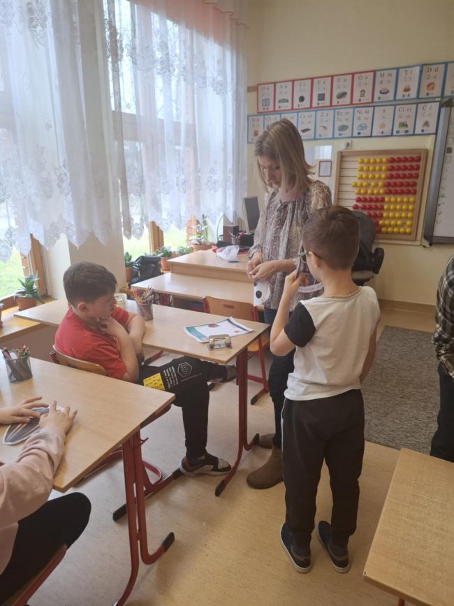Nauczyciele Biblioteki Pedagogicznej pomagają uczniom w wykonaniu prac plastycznych.
