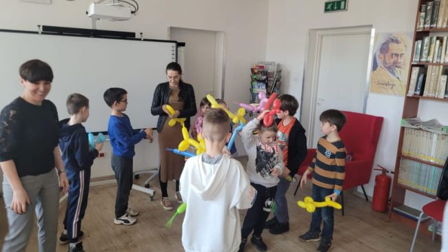 uczestnicy prezentują wykonane psy z balonów
