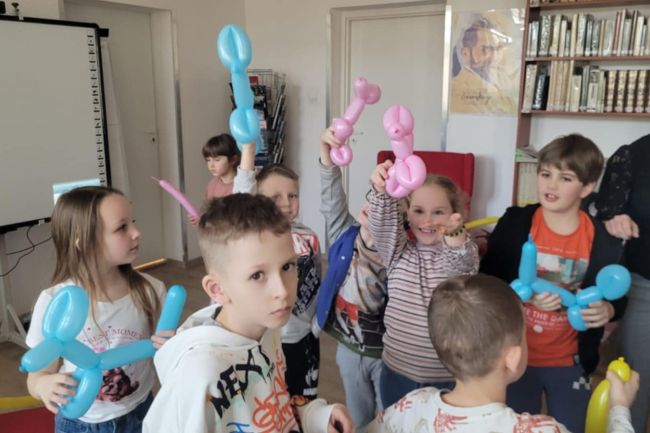 uczestnicy prezentują wykonane psy z balonów