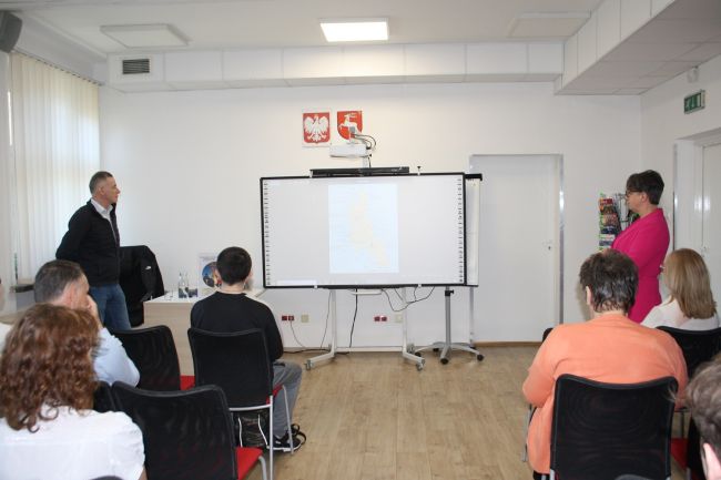 Jacek Podkościelny, dyrektor Biblioteki Pedagogiczna w Zamościu oraz publiczność.
