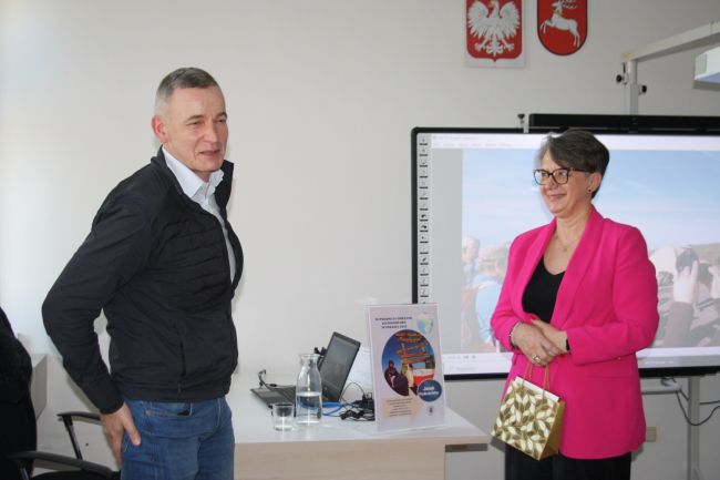 Dyrektor Biblioteki Pedagogicznej oraz Jacek Podkościelny.