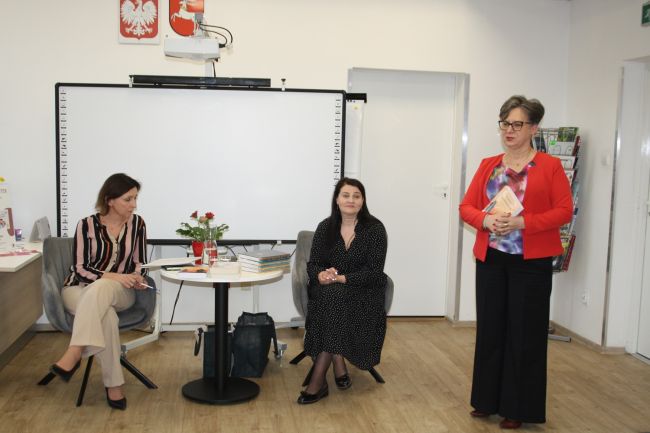 Prowadząca spotkanie oraz autorka podczas dyskusji.