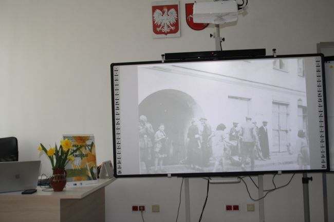 Zdjęcie na tablicy multimedialnej pokazujące społeczność żydowską podczas okupacji hitlerowskiej w Zamościu.