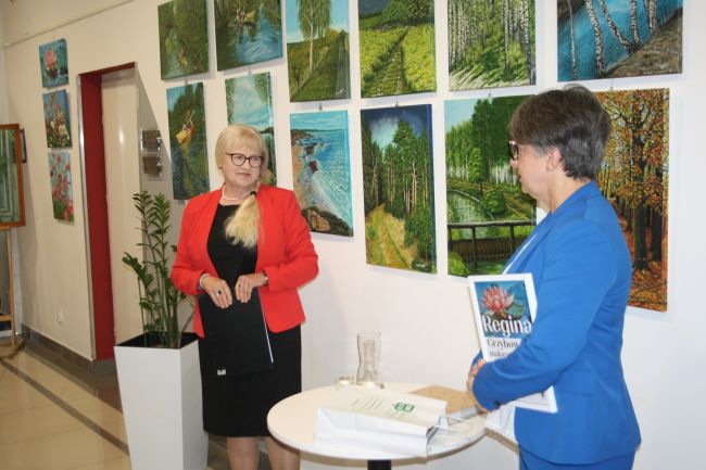 Regina Grzybowska oraz dyrektor Biblioteki Pedagogicznej Dorota Mach.
