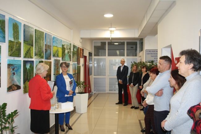Finisaż wystawy prac Reginy Grzybowskiej. Na zdjęciu malarka, dyrektor Biblioteki Pedagogicznej oraz zgromadzona publiczność.
