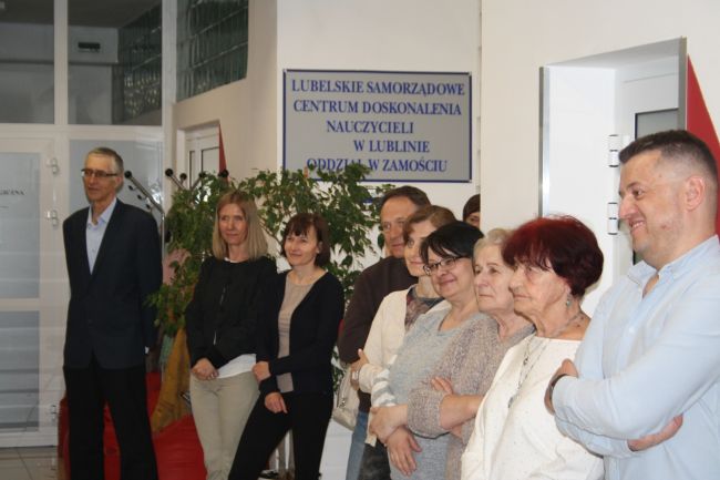 Publiczność zgromadzona na finisażu wystawy Reginy Grzybowskiej.
