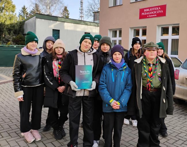 Harcerze przed budynkiem biblioteki.