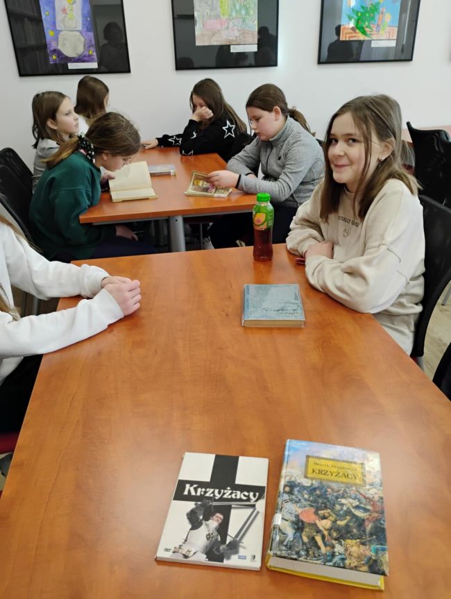 Harcerze w Czytelni biblioteki. Na pierwszym planie książki