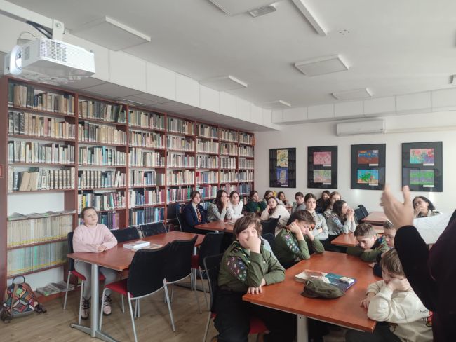 Harcerze w Czytelni biblioteki.