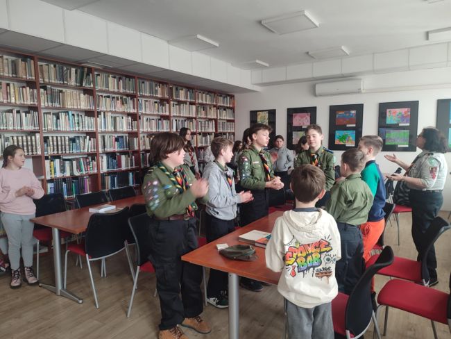 Harcerze w Czytelni biblioteki.