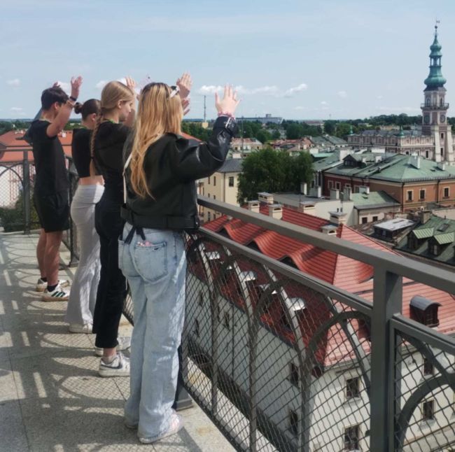 Uczestnicy gry miejskiej podczas wykonywania zadania.