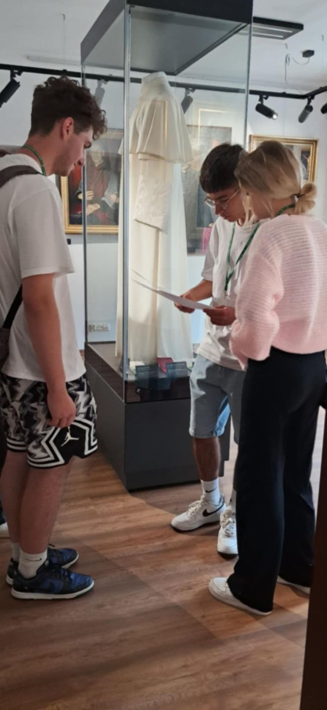 Uczestnicy gry miejskiej podczas wykonywania zadania.