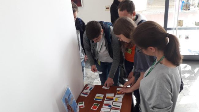 Uczestnicy gry miejskiej podczas wykonywania zadania.
