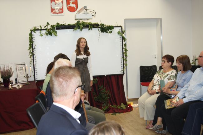 Uczennica SP 7 w Zamościu Alicja Derkacz wykonuje utwór muzyczny.