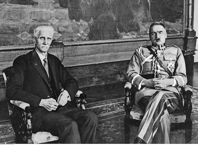 Ignacy Daszyński i Józef Piłsudski w gmachu Sejmu, kwiecień 1928 r. Fotografia ukazuje dwóch wybitnych polityków polskiego ruchu niepodległościowego w okresie II Rzeczypospolitej. Daszyński był wówczas marszałkiem Sejmu, a Piłsudski, po przewrocie majowym z 1926 roku, pozostawał najważniejszą postacią obozu rządzącego.