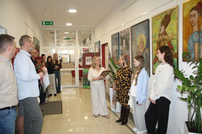 Wicedyrektor Biblioteki, goście finisażu oraz publiczność - wszyscy zebrani w Galerii BipeArt.