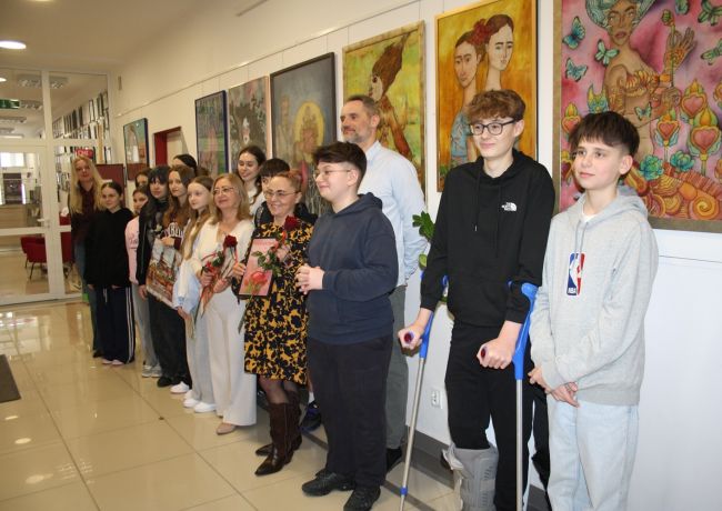 Pamiątkowe zdjęcie uczestników finisażu wystawy