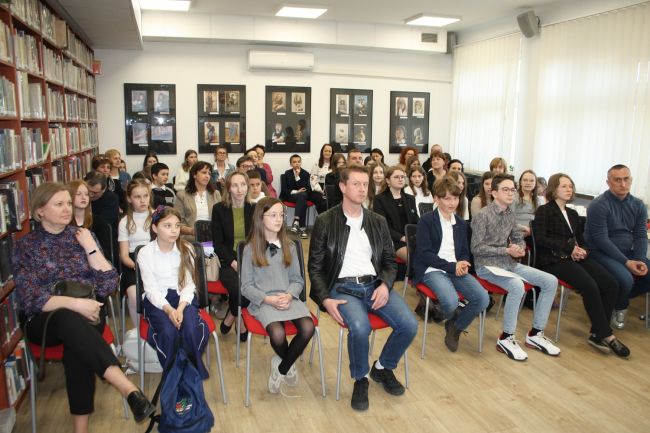 Publiczność zgromadzona w czytelni Biblioteki Pedagogicznej tuż przed ogłoszeniem wyników konkursu.