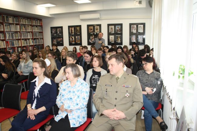 Publiczność zgromadzona na spotkaniu z prof. Sabiną Bober.